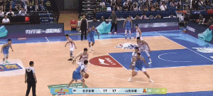 翟晓川对魏莨哲挥肘！评论区怒怼：你应该看看眼睛 你1万多度😄